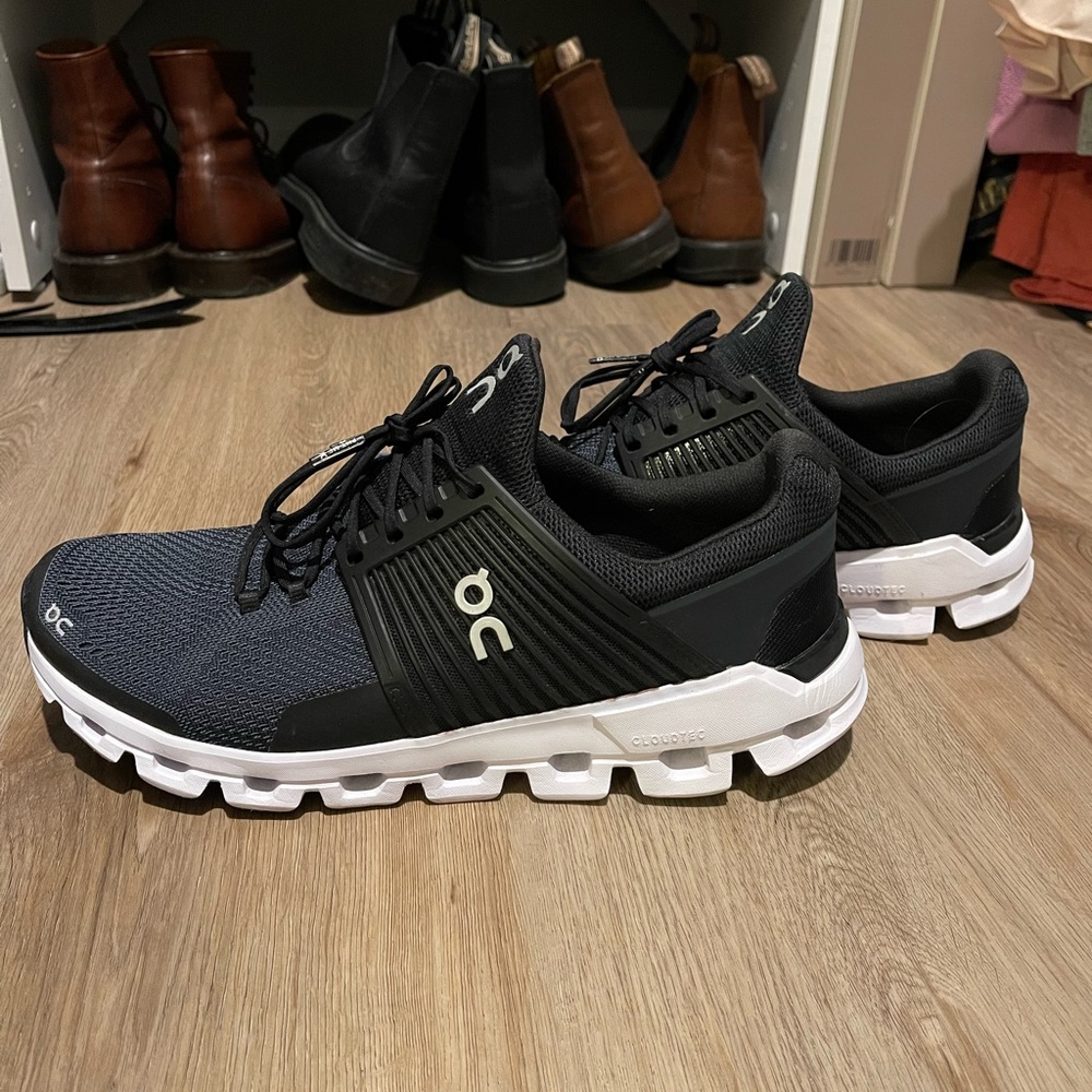 Mens On Cloudswift size 11 Like New